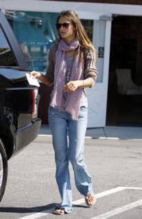 Alessandra Ambrosio feet photo thumbnail