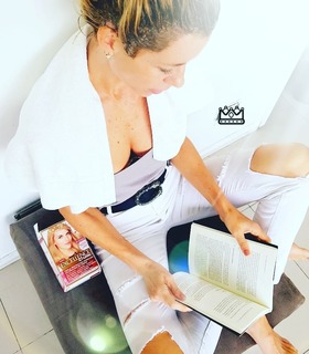 Nicole Neumann feet photo thumbnail