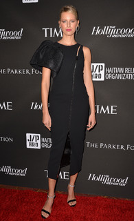 Karolina Kurkova feet photo thumbnail