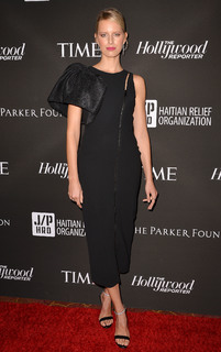 Karolina Kurkova feet photo thumbnail