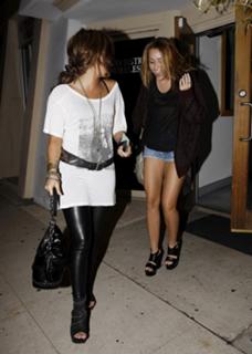 Miley Cyrus feet photo thumbnail