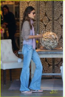 Alessandra Ambrosio feet photo thumbnail