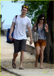 Rachel Bilson feet photo thumbnail