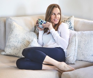 Hilary Swank feet photo thumbnail