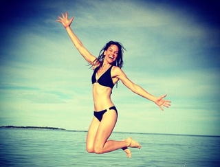 Hilary Swank feet photo thumbnail