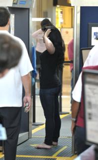 Demi Lovato feet photo thumbnail