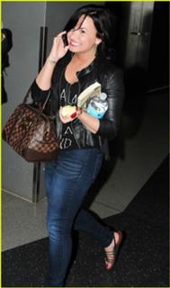 Demi Lovato feet photo thumbnail
