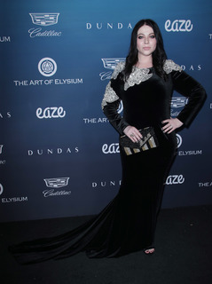 Michelle Trachtenberg feet photo thumbnail