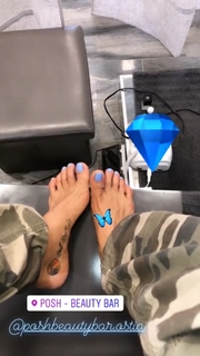 Valentina Vignali feet photo thumbnail