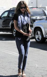 Jessica Alba feet photo thumbnail