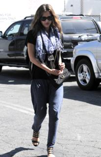 Jessica Alba feet photo thumbnail