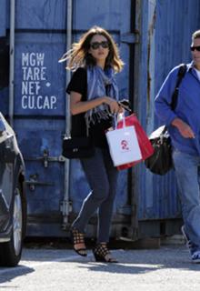 Jessica Alba feet photo thumbnail