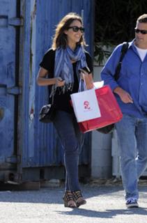 Jessica Alba feet photo thumbnail