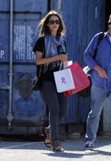Jessica Alba feet photo thumbnail
