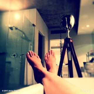 Jenna Elfman feet photo thumbnail