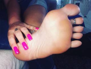 Karin Klemp feet photo thumbnail