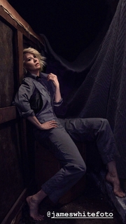 Jenna Elfman feet photo thumbnail