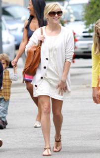 Reese Witherspoon feet photo thumbnail