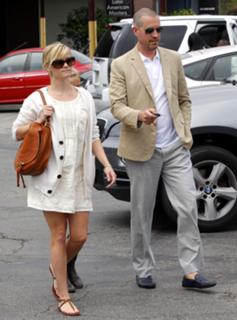 Reese Witherspoon feet photo thumbnail