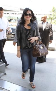 Demi Lovato feet photo thumbnail