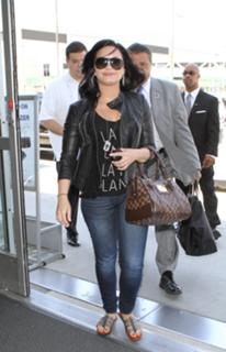 Demi Lovato feet photo thumbnail