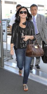 Demi Lovato feet photo thumbnail