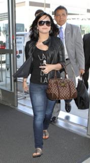 Demi Lovato feet photo thumbnail