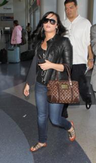 Demi Lovato feet photo thumbnail