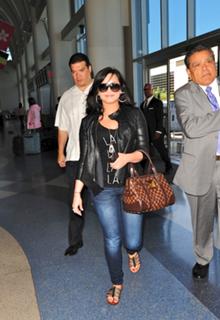 Demi Lovato feet photo thumbnail