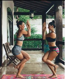 Isis Valverde feet photo thumbnail
