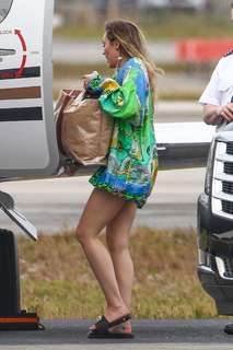 Miley Cyrus feet photo thumbnail