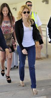 Shakira feet photo thumbnail