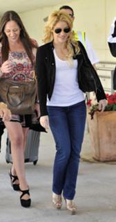 Shakira feet photo thumbnail