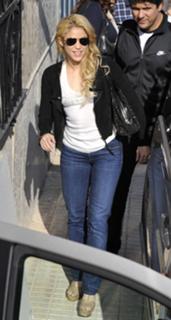 Shakira feet photo thumbnail