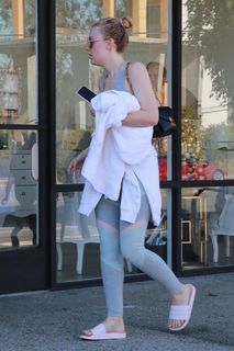 Dakota Fanning feet photo thumbnail