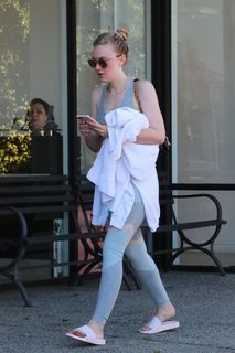 Dakota Fanning feet photo thumbnail
