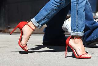 Selena Gomez feet photo thumbnail