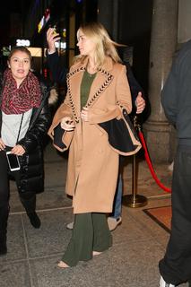 Emily Blunt feet photo thumbnail