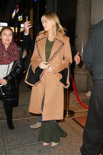 Emily Blunt feet photo thumbnail