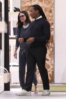 Courteney Cox feet photo thumbnail
