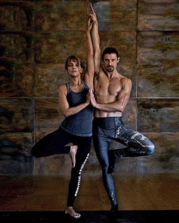 Halle Berry feet photo thumbnail