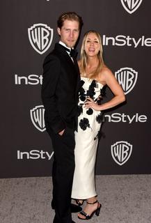 Kaley Cuoco feet photo thumbnail