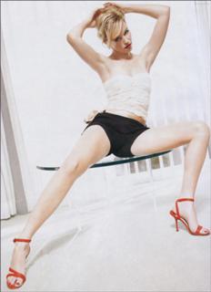 Elizabeth Banks feet photo thumbnail