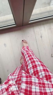 Athina Oikonomakou feet photo thumbnail