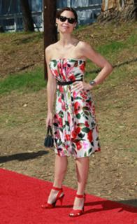 Minnie Driver feet photo thumbnail