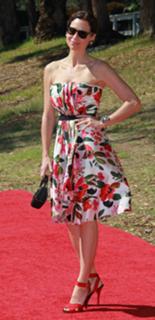 Minnie Driver feet photo thumbnail