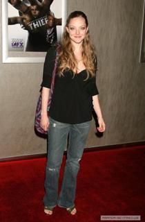 Amanda Seyfried feet photo thumbnail