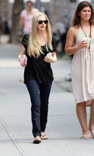 Amanda Seyfried feet photo thumbnail