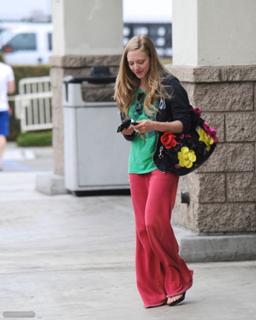 Amanda Seyfried feet photo thumbnail