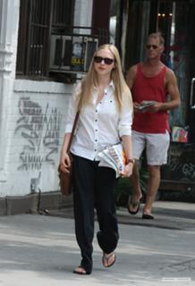 Amanda Seyfried feet photo thumbnail